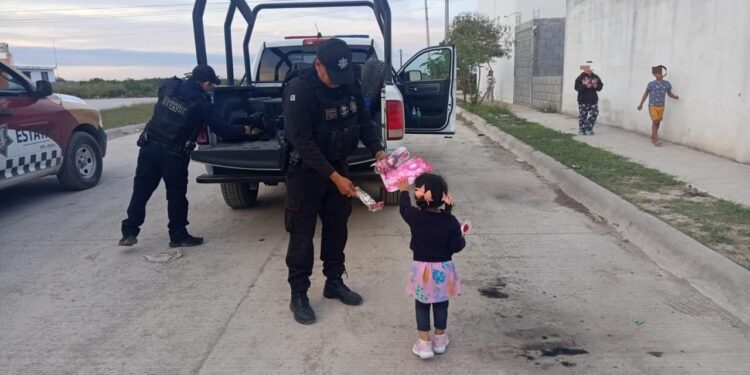Guardia Estatal obsequia juguetes y dulces a menores de Ciudad Victoria