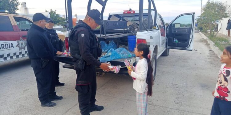 Guardia Estatal obsequia juguetes y dulces a menores de Ciudad Victoria