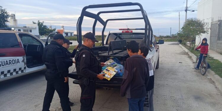 Guardia Estatal obsequia juguetes y dulces a menores de Ciudad Victoria