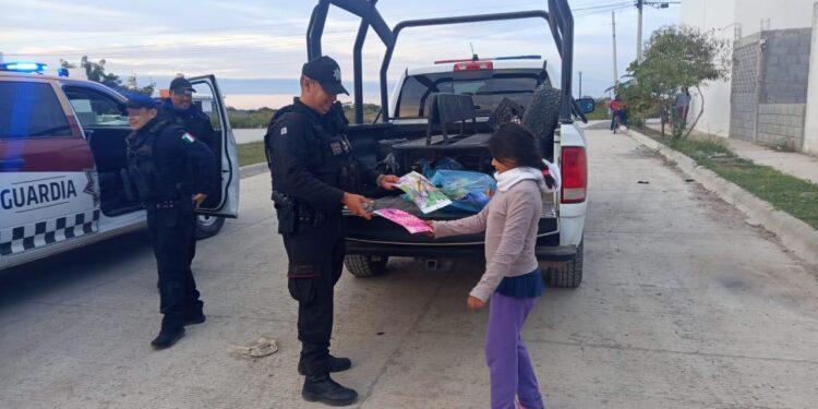 Guardia Estatal obsequia juguetes y dulces a menores de Ciudad Victoria