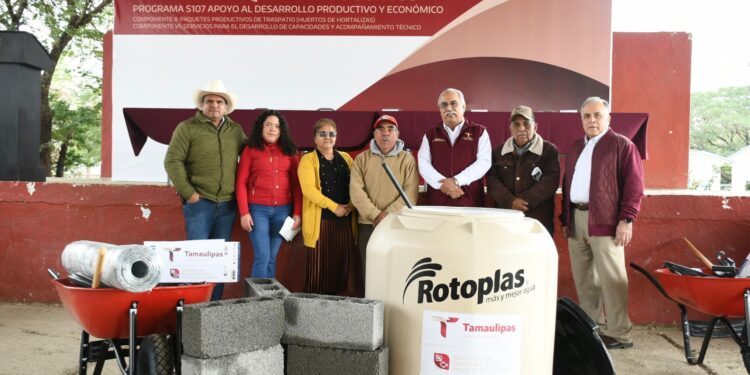 Reciben familias tamaulipecas paquetes de huertos de traspatio