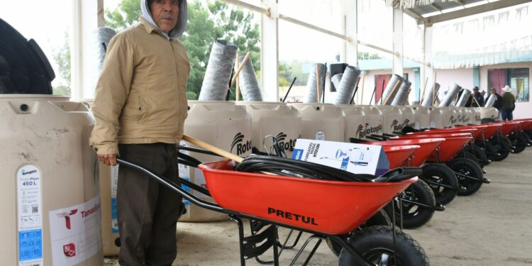 Reciben familias tamaulipecas paquetes de huertos de traspatio