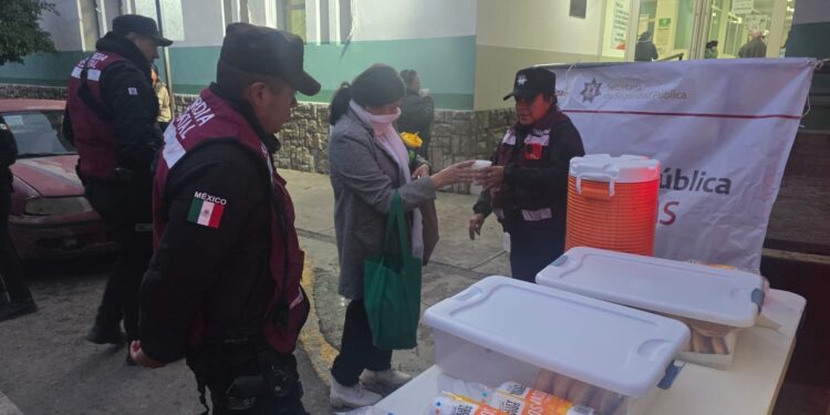 Entrega Guardia Estatal de Género alimentos y bebidas calientes a familias en hospitales de Ciudad Victoria
