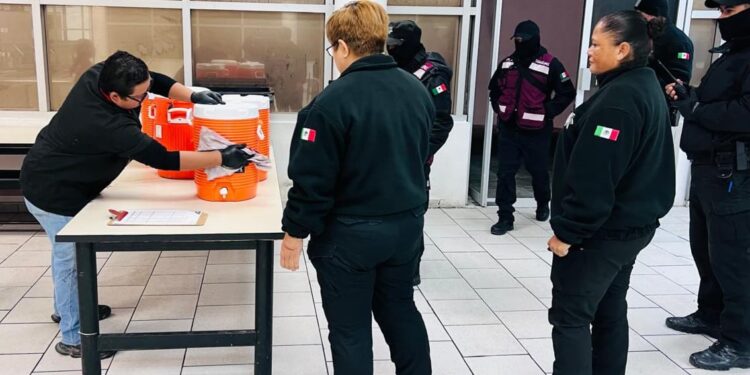 Entrega Guardia Estatal de Género alimentos y bebidas calientes a familias en hospitales de Ciudad Victoria