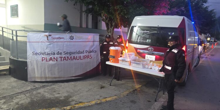 Entrega Guardia Estatal de Género alimentos y bebidas calientes a familias en hospitales de Ciudad Victoria