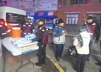 Entrega Guardia Estatal de Género alimentos y bebidas calientes a familias en hospitales de Ciudad Victoria