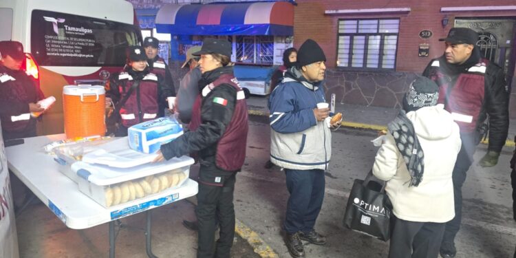 Entrega Guardia Estatal de Género alimentos y bebidas calientes a familias en hospitales de Ciudad Victoria