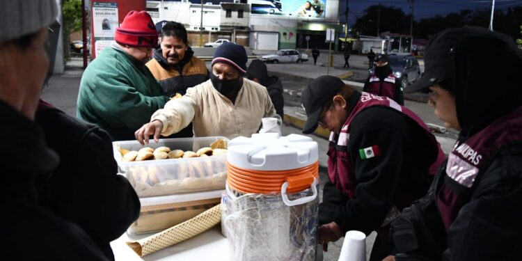 Apoya Guardia Estatal de Género con alimentos y bebidas calientes a viajeros