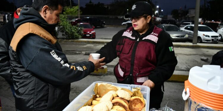 Apoya Guardia Estatal de Género con alimentos y bebidas calientes a viajeros