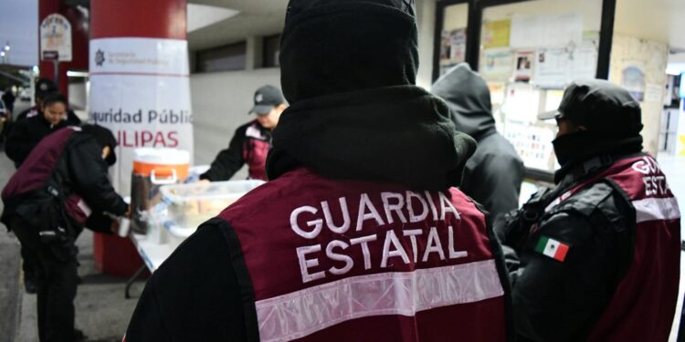 Apoya Guardia Estatal de Género con alimentos y bebidas calientes a viajeros