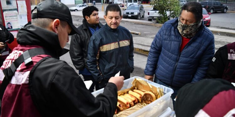 Apoya Guardia Estatal de Género con alimentos y bebidas calientes a viajeros