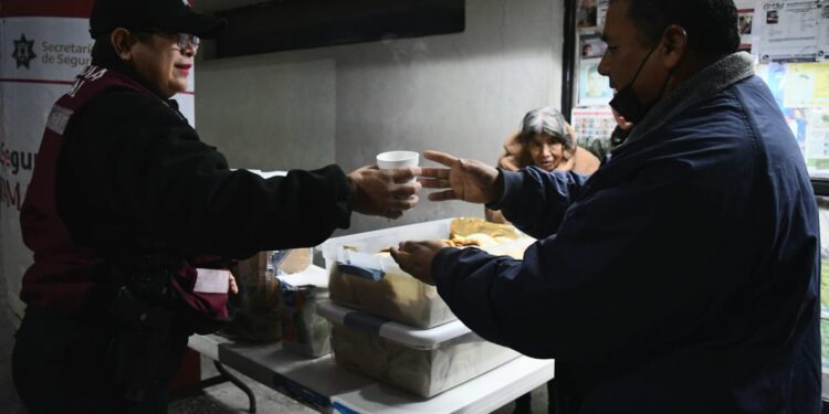 Apoya Guardia Estatal de Género con alimentos y bebidas calientes a viajeros