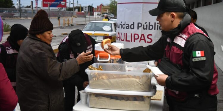 Apoya Guardia Estatal de Género con alimentos y bebidas calientes a viajeros