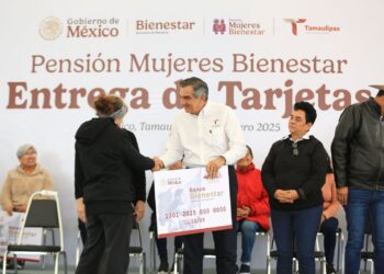 Entrega Américo Villarreal tarjetas del programa «Mujeres Pensión Bienestar»