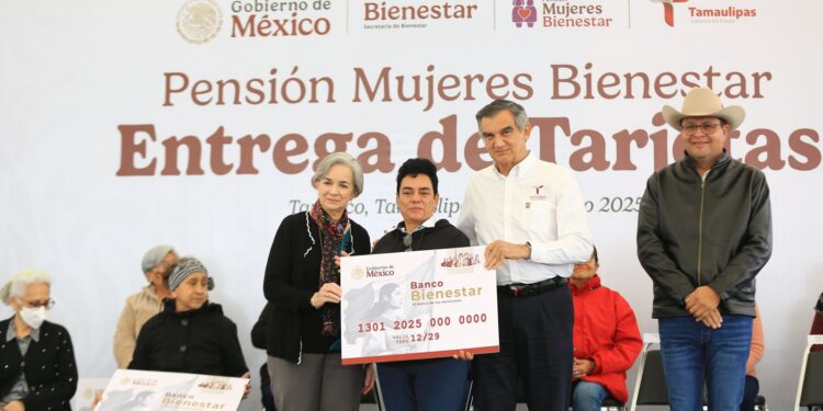 Entrega Américo Villarreal tarjetas del programa «Mujeres Pensión Bienestar»