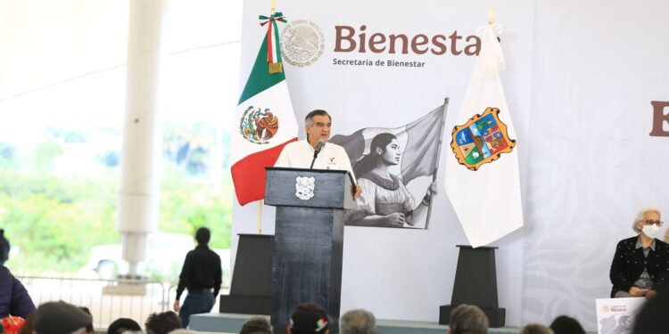 Entrega Américo Villarreal tarjetas del programa «Mujeres Pensión Bienestar»