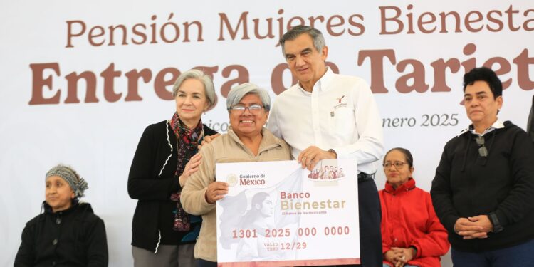 Entrega Américo Villarreal tarjetas del programa «Mujeres Pensión Bienestar»