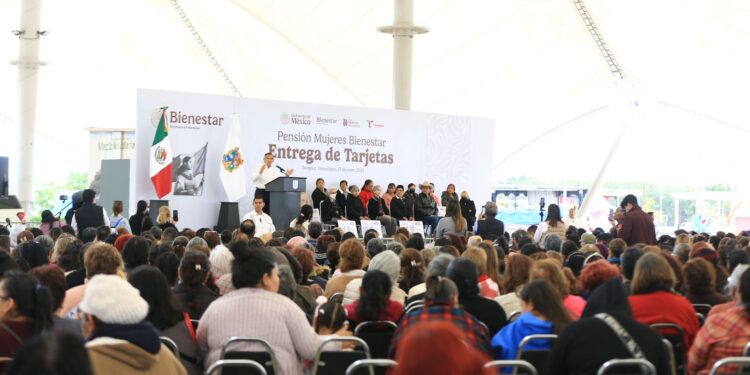 Entrega Américo Villarreal tarjetas del programa «Mujeres Pensión Bienestar»