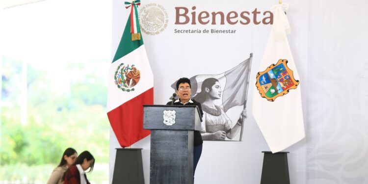 Entrega Américo Villarreal tarjetas del programa «Mujeres Pensión Bienestar»