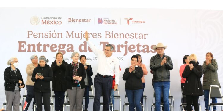 Entrega Américo Villarreal tarjetas del programa «Mujeres Pensión Bienestar»