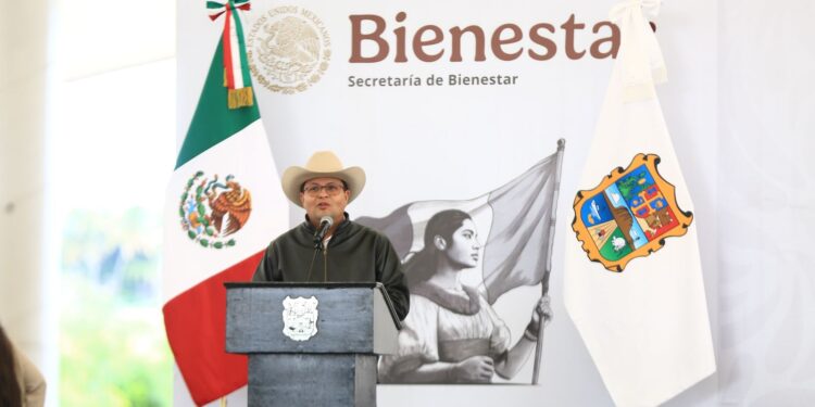 Entrega Américo Villarreal tarjetas del programa «Mujeres Pensión Bienestar»