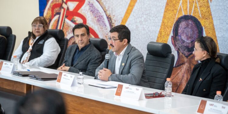 Firma la UAT convenio con Escuela de Economía Social de España