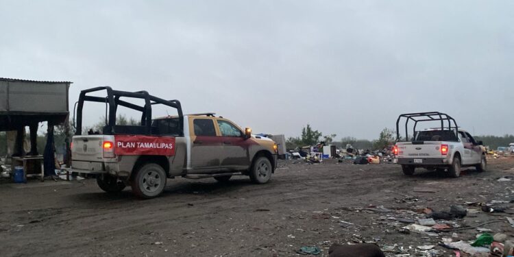 Entrega Guardia Estatal de Género cobijas y alimentos en Reynosa