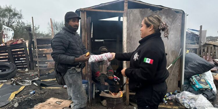 Entrega Guardia Estatal de Género cobijas y alimentos en Reynosa