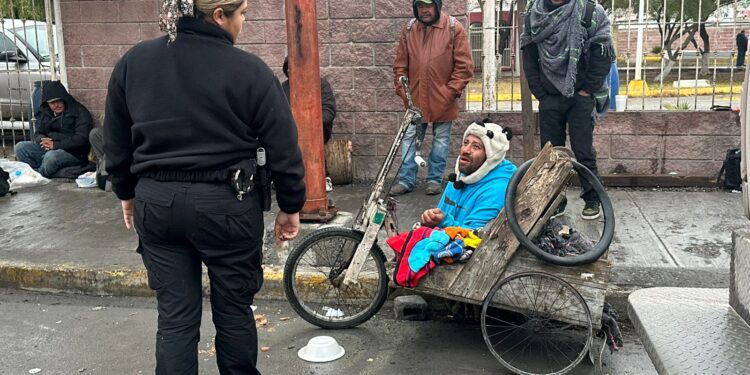 Entrega Guardia Estatal de Género cobijas y alimentos en Reynosa