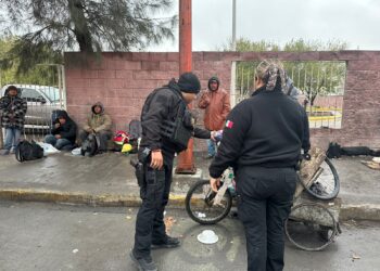 Entrega Guardia Estatal de Género cobijas y alimentos en Reynosa