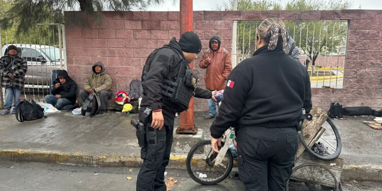 Entrega Guardia Estatal de Género cobijas y alimentos en Reynosa
