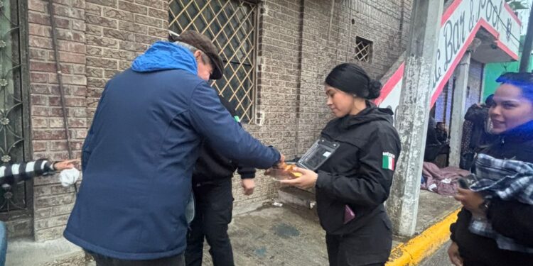 Entrega Guardia Estatal de Género cobijas y alimentos en Reynosa