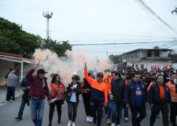 Encabeza rector caravana naranja en apoyo al Correcaminos