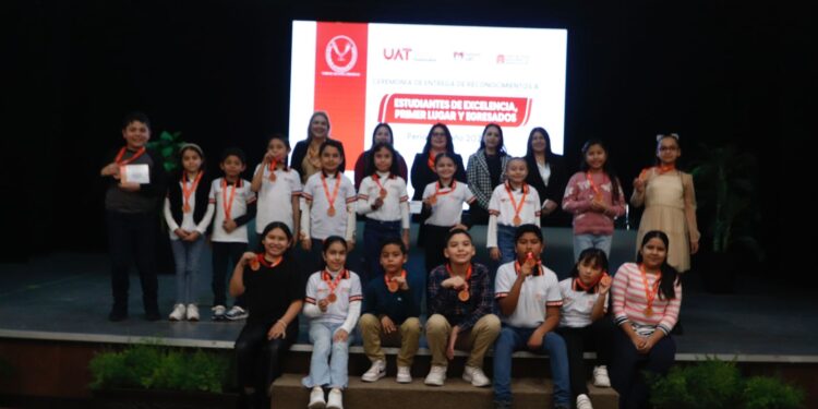 Reconoce UAT a estudiantes destacados y egresados del CeINA