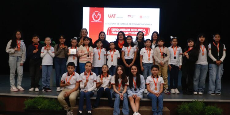 Reconoce UAT a estudiantes destacados y egresados del CeINA