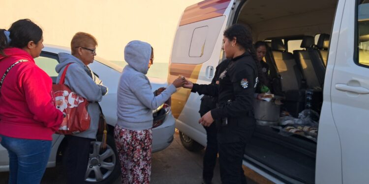 Guardia Estatal de Género entrega alimentos y bebidas calientes en hospital de Tampico