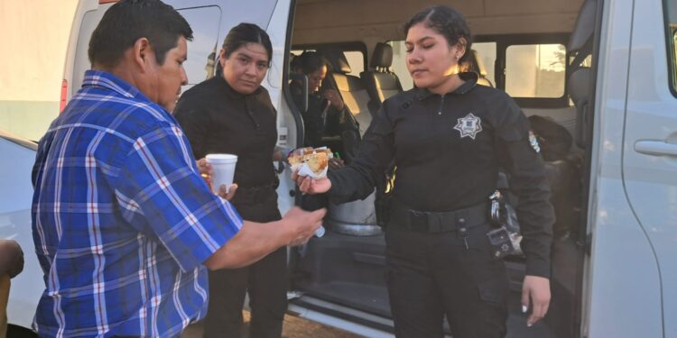 Guardia Estatal de Género entrega alimentos y bebidas calientes en hospital de Tampico