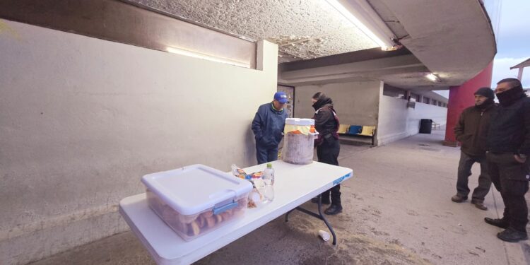 Guardia Estatal de Género apoya a familias viajeras y en el Hospital Infantil ante bajas temperaturas
