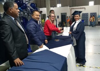 Entrega ITEA certificados de educación secundaria a trabajadores de maquiladora