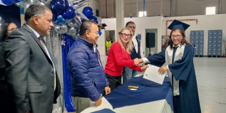 Entrega ITEA certificados de educación secundaria a trabajadores de maquiladora