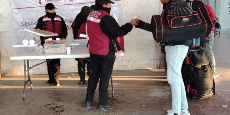 Guardia Estatal de Género aplica Plan Tamaulipas en Central de Autobuses de Victoria