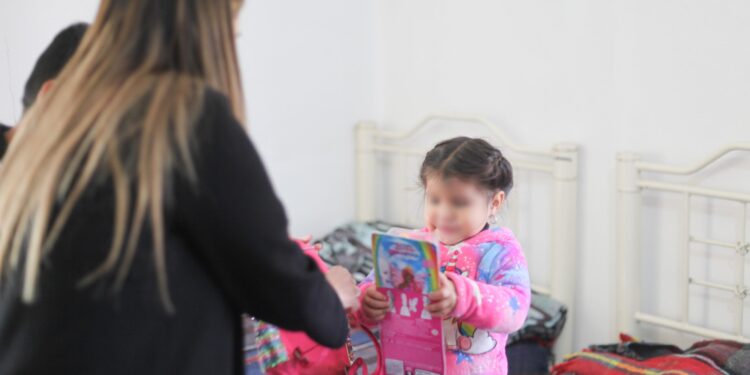 Visita Lucy de Gattás a familias en el albergue del DIF Victoria