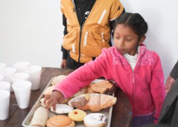 Visita Lucy de Gattás a familias en el albergue del DIF Victoria