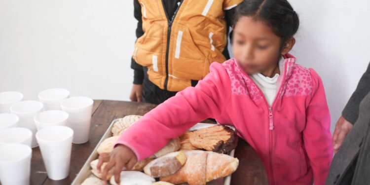 Visita Lucy de Gattás a familias en el albergue del DIF Victoria