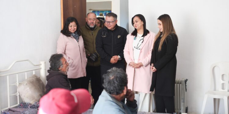 Visita Lucy de Gattás a familias en el albergue del DIF Victoria