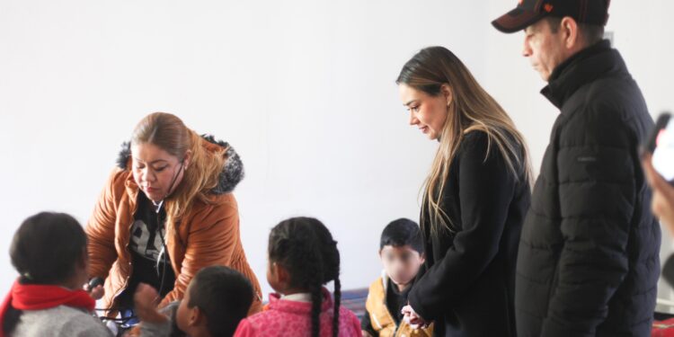 Visita Lucy de Gattás a familias en el albergue del DIF Victoria