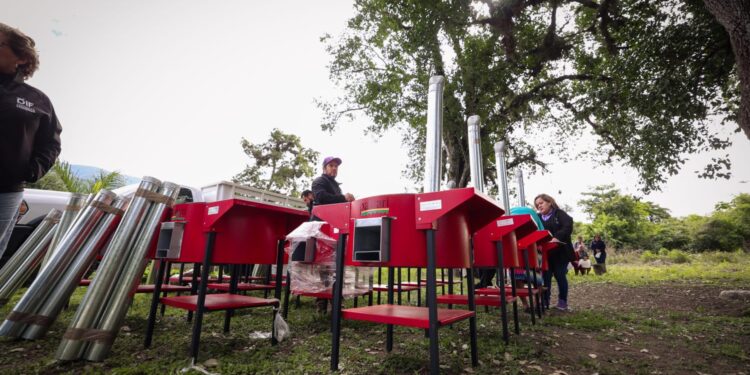 Continúa DIF Tamaulipas con la entrega de estufas ecológicas en comunidades rurales