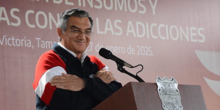 Cumple gobernador a educandos, entrega equipo tecnológico y mobiliario escolar