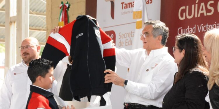 Cumple gobernador a educandos, entrega equipo tecnológico y mobiliario escolar