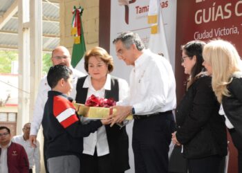 Cumple gobernador a educandos, entrega equipo tecnológico y mobiliario escolar